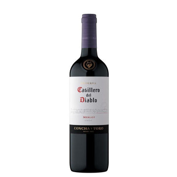 Garrafa escura de vinho Casillero del Diablo Reserva Merlot com rótulo branco e cápsula roxa.