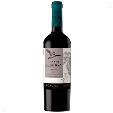 Garrafa de vinho tinto Concha y Toro Gran Reserva Carmenere 2020, com rótulo claro e cápsula verde.
