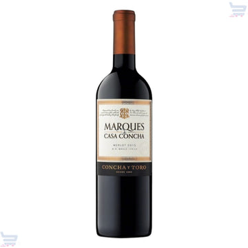 Garrafa de vinho Marques de Casa Concha Merlot sobre fundo branco.