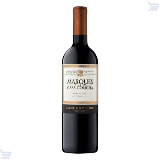 Garrafa de vinho Marques de Casa Concha Merlot sobre fundo branco.