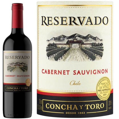 Garrafa de vinho Concha y Toro Reservado Cabernet Sauvignon ao lado de um close do rótulo, que indica Chile.