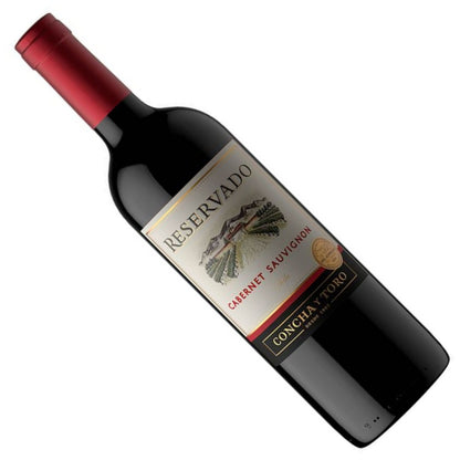 Garrafa de vinho tinto Concha y Toro Reservado Cabernet Sauvignon inclinada, com rótulo claro e cápsula vermelha.