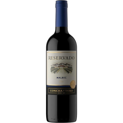 Garrafa escura de vinho Concha y Toro Reservado Malbec com rótulo claro e cápsula azul