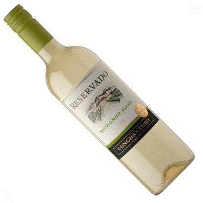 Garrafa de vinho branco Concha y Toro Reservado Sauvignon Blanc em ângulo