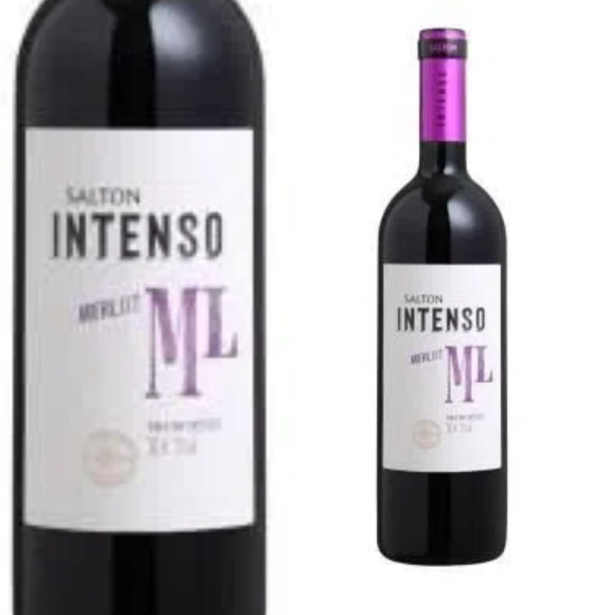 Detalhe do rótulo Salton Intenso Merlot ao lado da garrafa de vinho tinto.
