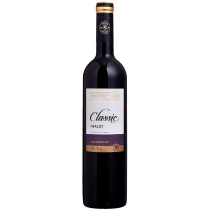 Garrafa de vinho tinto Salton Classic Merlot com rótulo branco e roxo