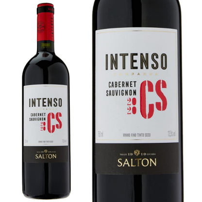 Garrafa Salton Intenso Cabernet Sauvignon ao lado de um detalhe ampliado do rótulo