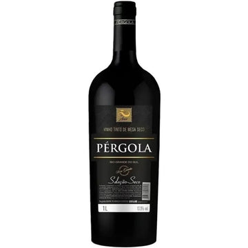 Garrafa escura de vinho tinto seco Pergola Seleção, com rótulo preto e dourado e indicação de 1 litro.