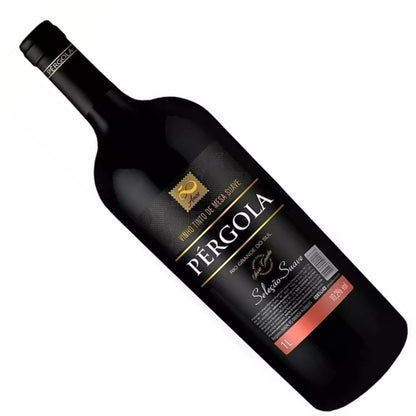 Garrafa de vinho tinto suave Pergola Seleção inclinada, mostrando o rótulo frontal