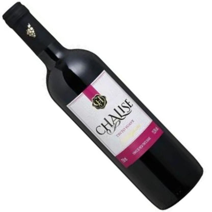 Garrafa de vinho Chalise tinto suave inclinada, com rótulo branco e detalhes magenta.