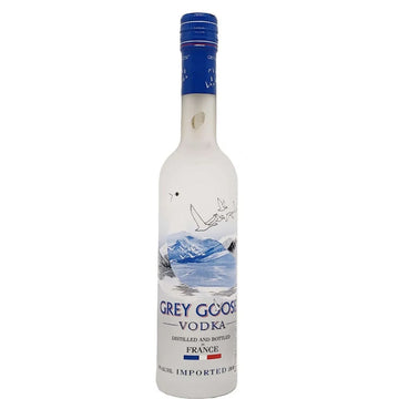 Garrafa branca de Vodka Grey Goose 200 ml com tampa azul e ilustração de aves e paisagem.