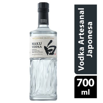 Garrafa de vidro transparente da vodka Haku com rótulo branco e tampa preta.