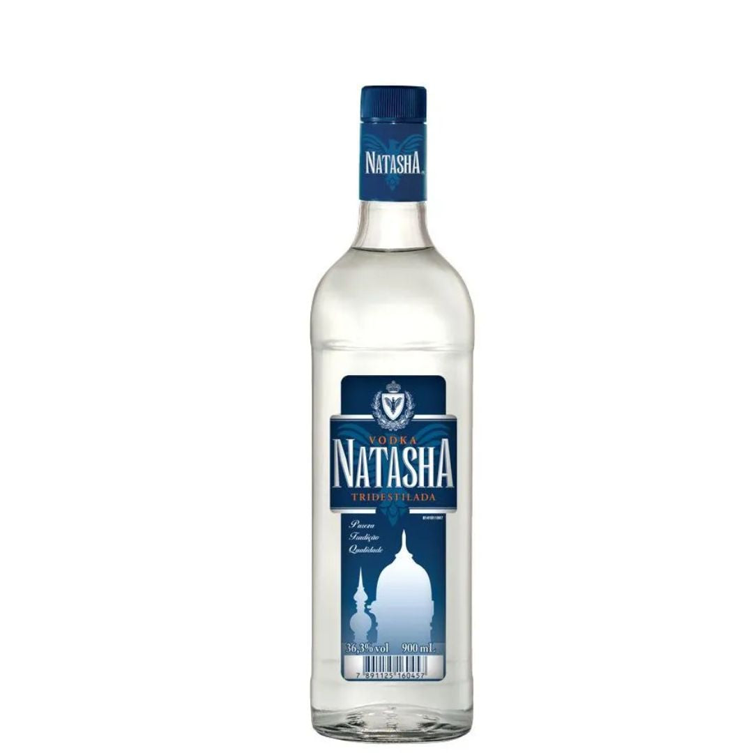 Garrafa transparente de vodka Natasha tri destilada, com rótulo azul e indicação de 900 ml e 36,3% vol.