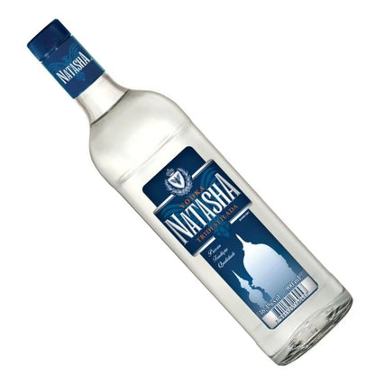 Garrafa transparente de vodka Natasha tri destilada inclinada, com tampa e rótulo azul.