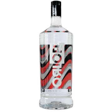 Garrafa transparente de vodka Orloff com tampa preta e rótulo gráfico vermelho, preto e branco.