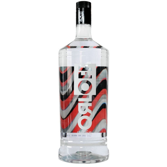 Garrafa transparente de vodka Orloff com tampa preta e rótulo gráfico vermelho, preto e branco.