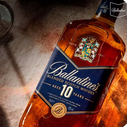 Detalhe da garrafa Ballantine's 10 Anos em uma cena de apresentação.