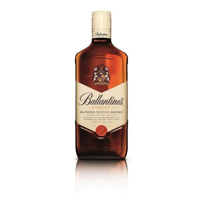 Garrafa âmbar de Ballantine's Finest com rótulo creme e tampa clara, vista de frente.