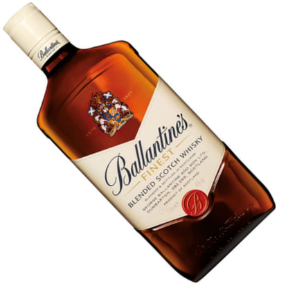Garrafa âmbar de Ballantine's Finest inclinada, com rótulo creme e tampa clara.