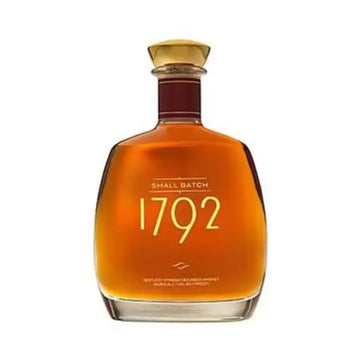 Garrafa de bourbon 1792 Small Batch com líquido âmbar e tampa dourada.