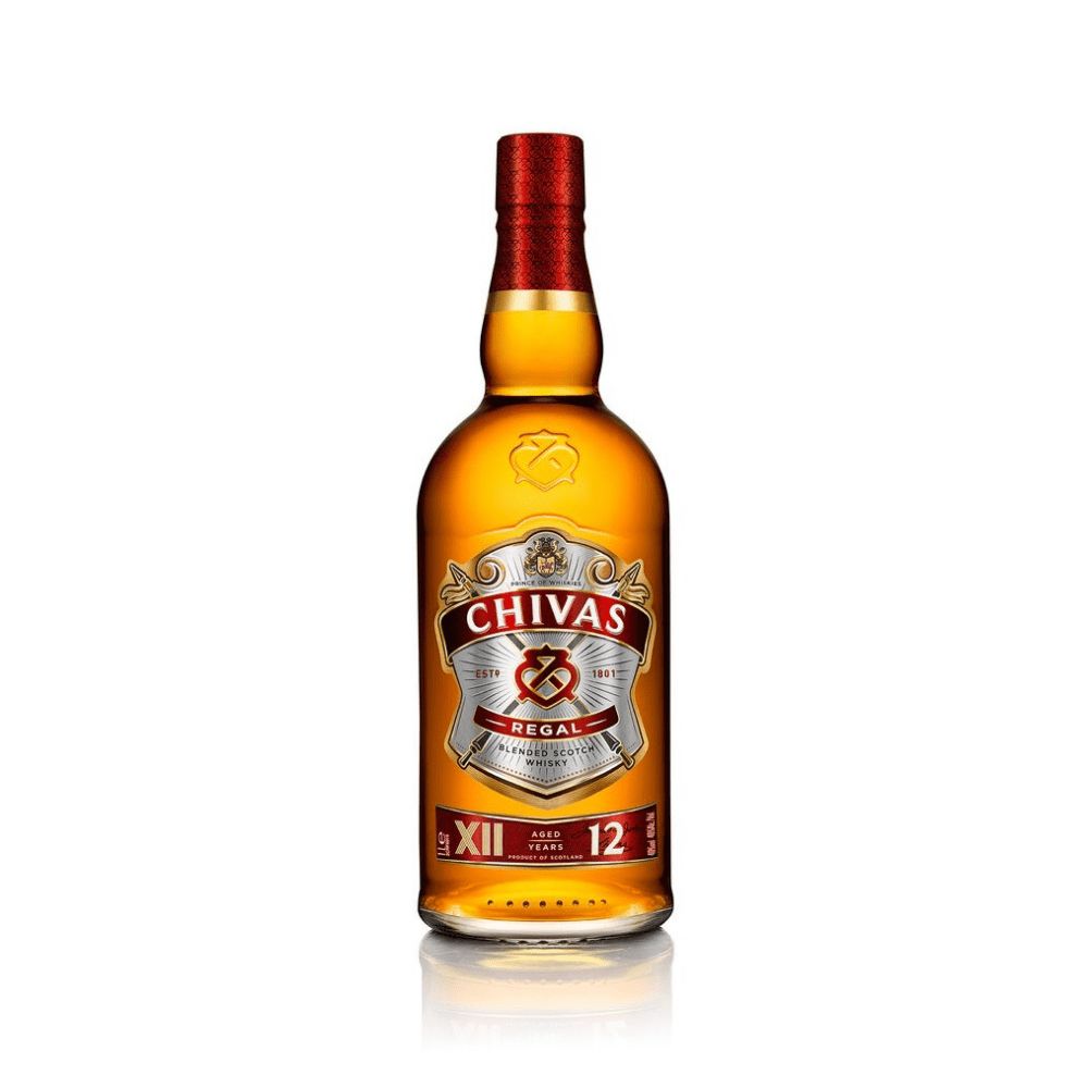 Garrafa de whisky Chivas Regal 12 anos, com líquido âmbar e rótulo frontal visível.