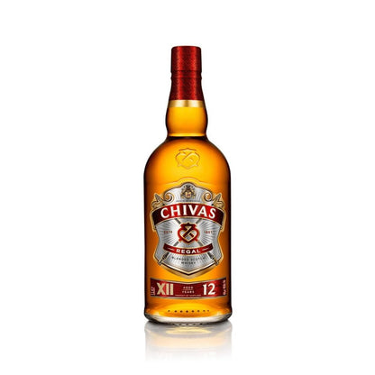 Garrafa de whisky Chivas Regal 12 anos, com líquido âmbar e rótulo frontal visível.