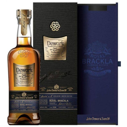 Garrafa de Dewar's The Signature 25 Anos ao lado da caixa de apresentação preta e azul.