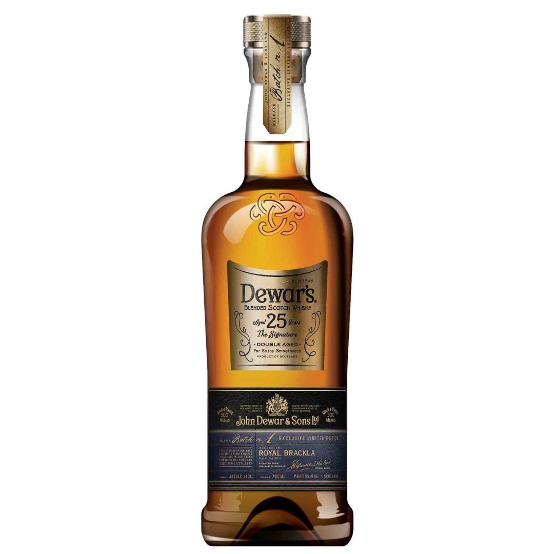 Garrafa âmbar de Dewar's The Signature 25 Anos, com rótulo dourado e faixa azul.