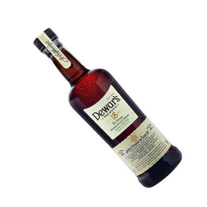 Garrafa Dewar's True Scotch 18 anos inclinada, com rótulo claro e vidro âmbar.