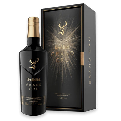 Garrafa preta de Glenfiddich Grand Cru com caixa de apresentação preta e dourada.