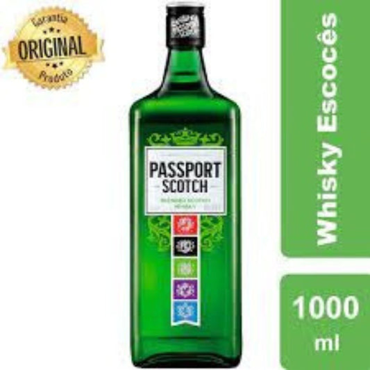 Garrafa de whisky Passport Scotch verde, com indicação de 1.000 ml.