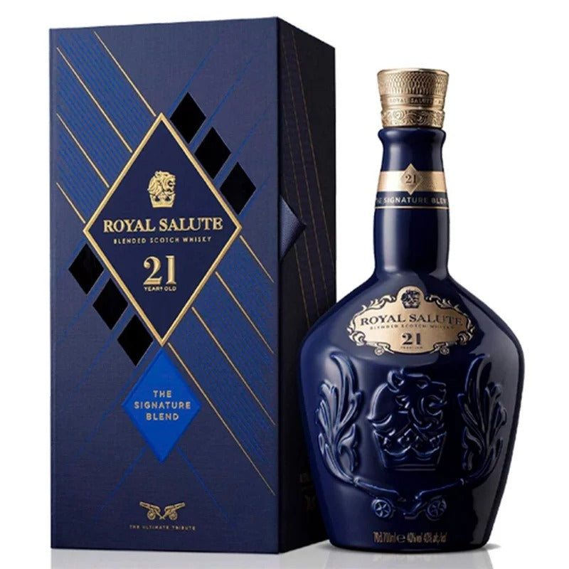 Garrafa azul Royal Salute 21 anos ao lado da caixa azul Signature Blend.