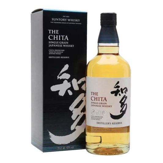 Garrafa de whisky The Chita ao lado de sua caixa preta, com rótulo claro e líquido dourado.